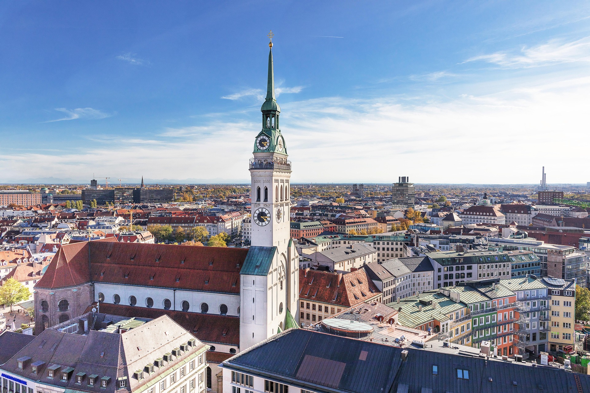 Blick auf den Alten Peter – im Herzen Münchens, wo unsere Immobilien zuhause sind. Mitten in München – Ihr Immobilienmakler am Alten Peter. Vertrauen, regionale Expertise und maßgeschneiderte Beratung.